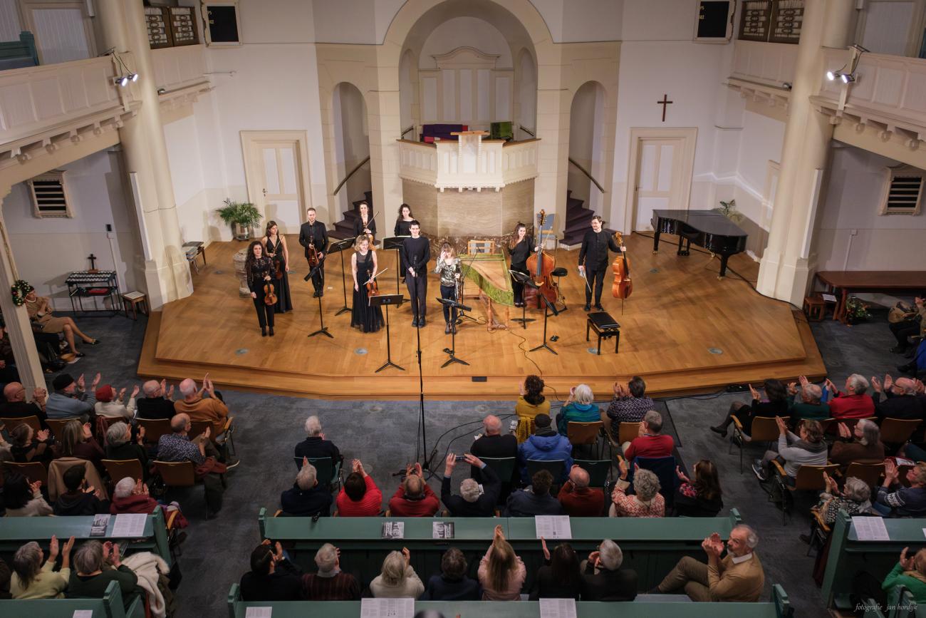 Foto van een grote klassiek muziek ensemble.